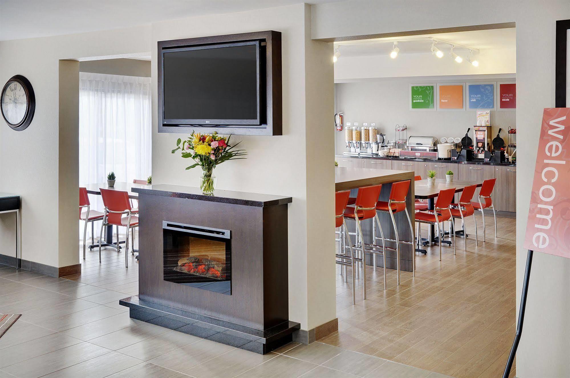 Comfort Inn Swift Current Exteriör bild